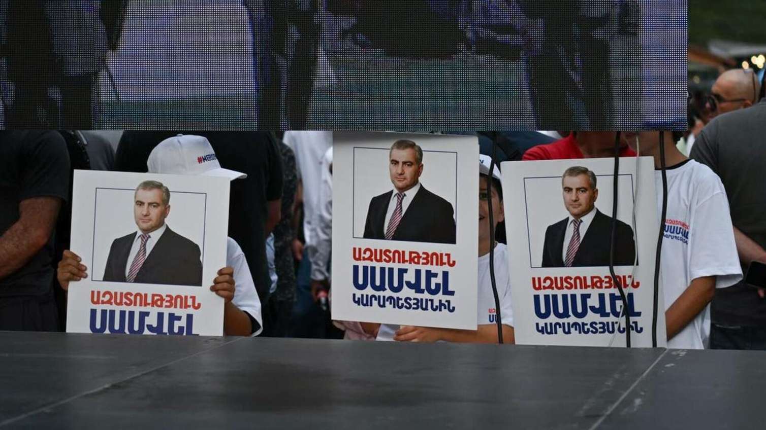 İrəvanda kütləvi yürüşlər: MTX binasında təhlükəsizlik gücləndirildi