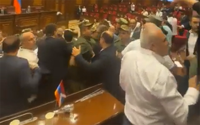 Ermənistan parlamentində deputatlar əlbəyaxa oldular - VİDEO