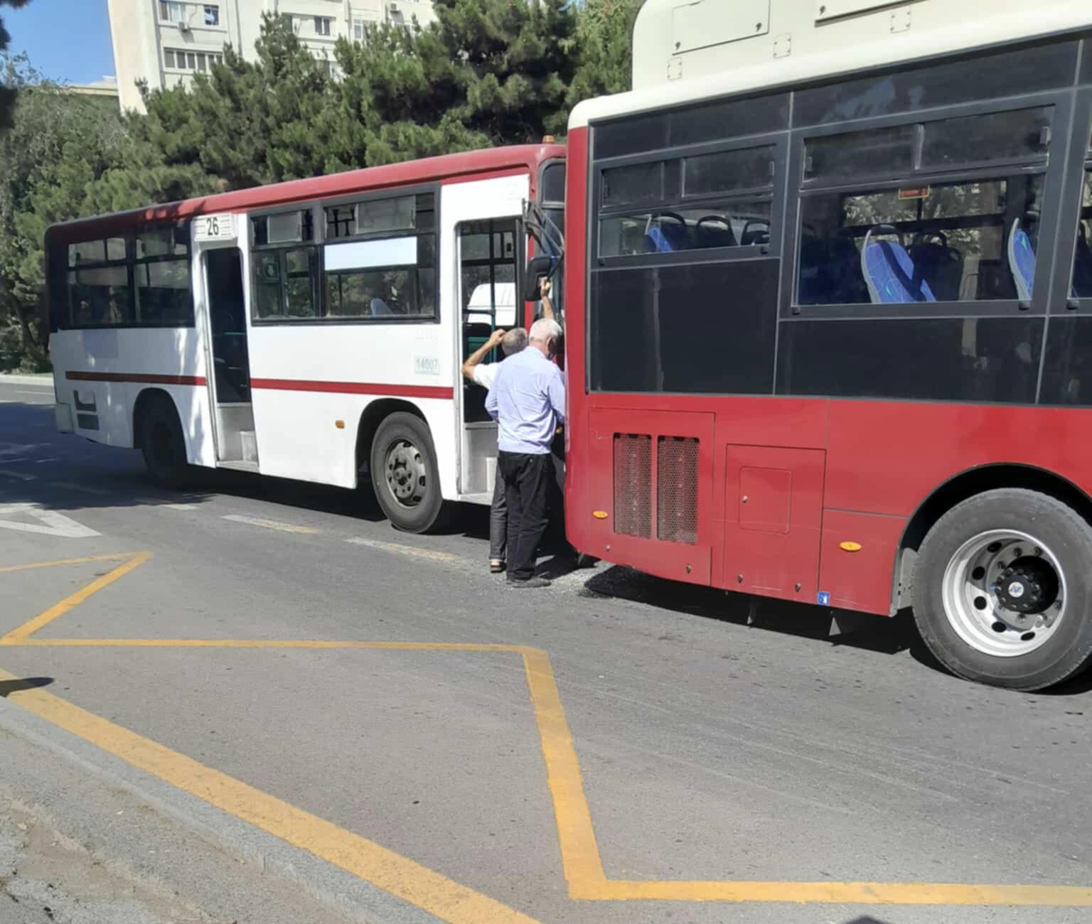 Bakıda avtobuslar toqquşdu - FOTOLAR
