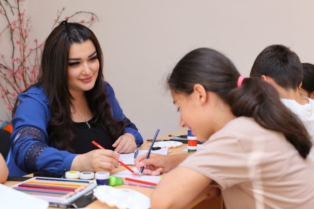 "Duyğulara sənətlə toxunuş": Gəncədə kimsəsiz uşaqlara art-terapiya dəstəyi