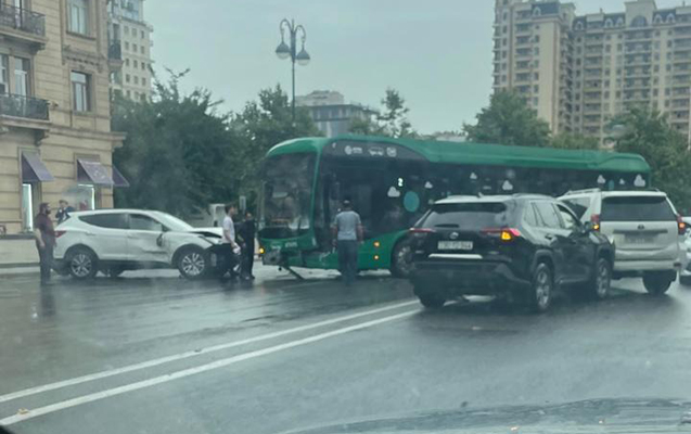 "BakuBus"un avtobusu avtomobillərlə toqquşdu - FOTOLAR