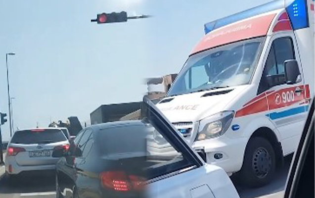 Yeni işıqfor qoyuldu: Təcili yardım maşını yolda qaldı - VİDEO