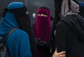 Daha bir ölkədə niqab qadağan edilir