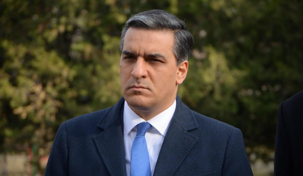 Ermənistanda kürsü davası QIZIŞIR