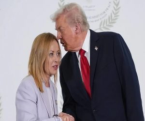 Tramp Meloninin şəkil çəkdirmək üçün ona yalvardığını deyib