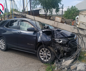 “Chevrolet” əvvəl “Opel”ə, daha sonra işıq dirəyinə çırpıldı - FOTOLAR