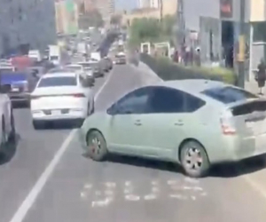 Maşını avtobus zolağında saxlayıb getdi - VİDEO