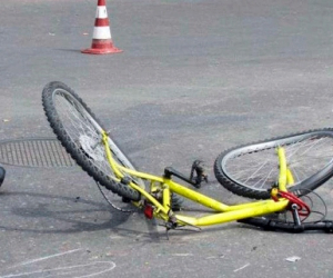 20 yaşlı velosipedçini maşın vurdu - Durumu ağırdır