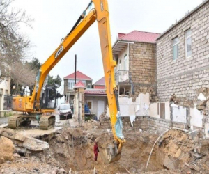 Bakının bir qəsəbəsində söküntü başladı: Kompensasiya veriləcək