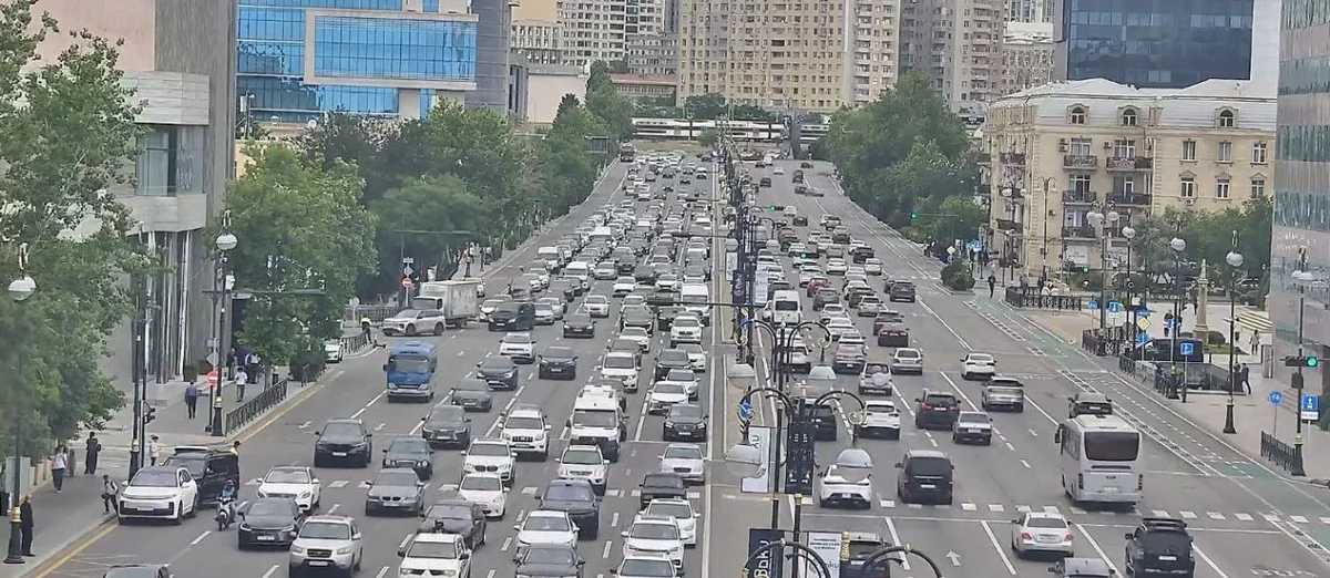Bakının bir sıra yollarında nəqliyyatın sıxlığı yaranıb