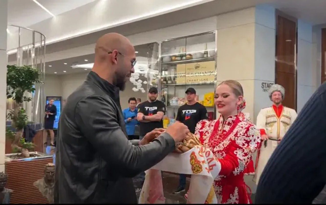 İnsan alverində ittiham olunan qardaşlar Rusiyada təmtəraqla qarşılandı - VİDEO