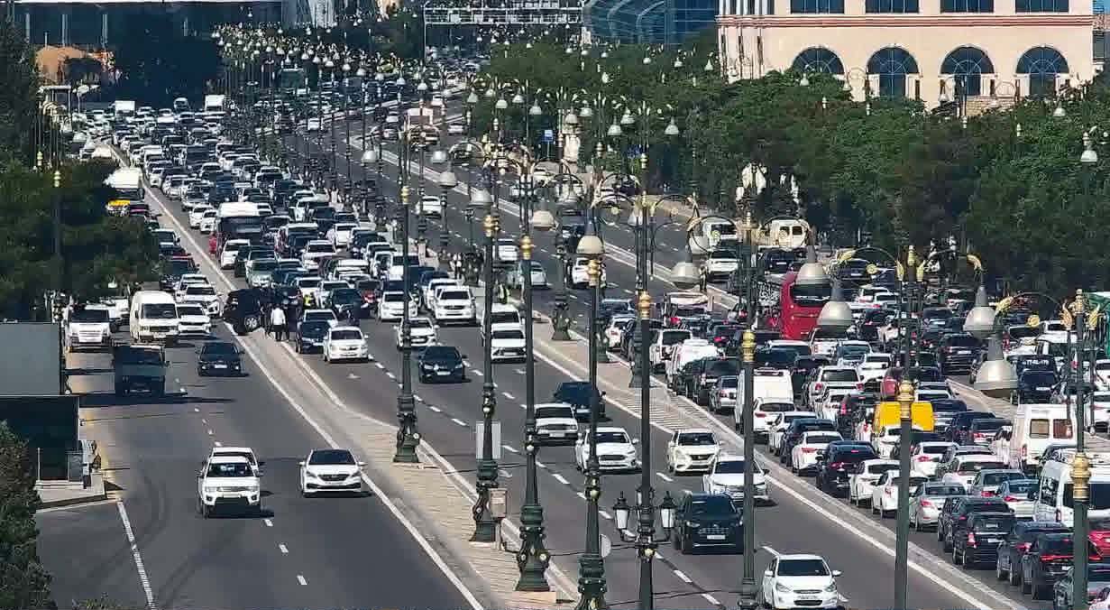 Heydər Əliyev prospektində qəza tıxac yaratdı