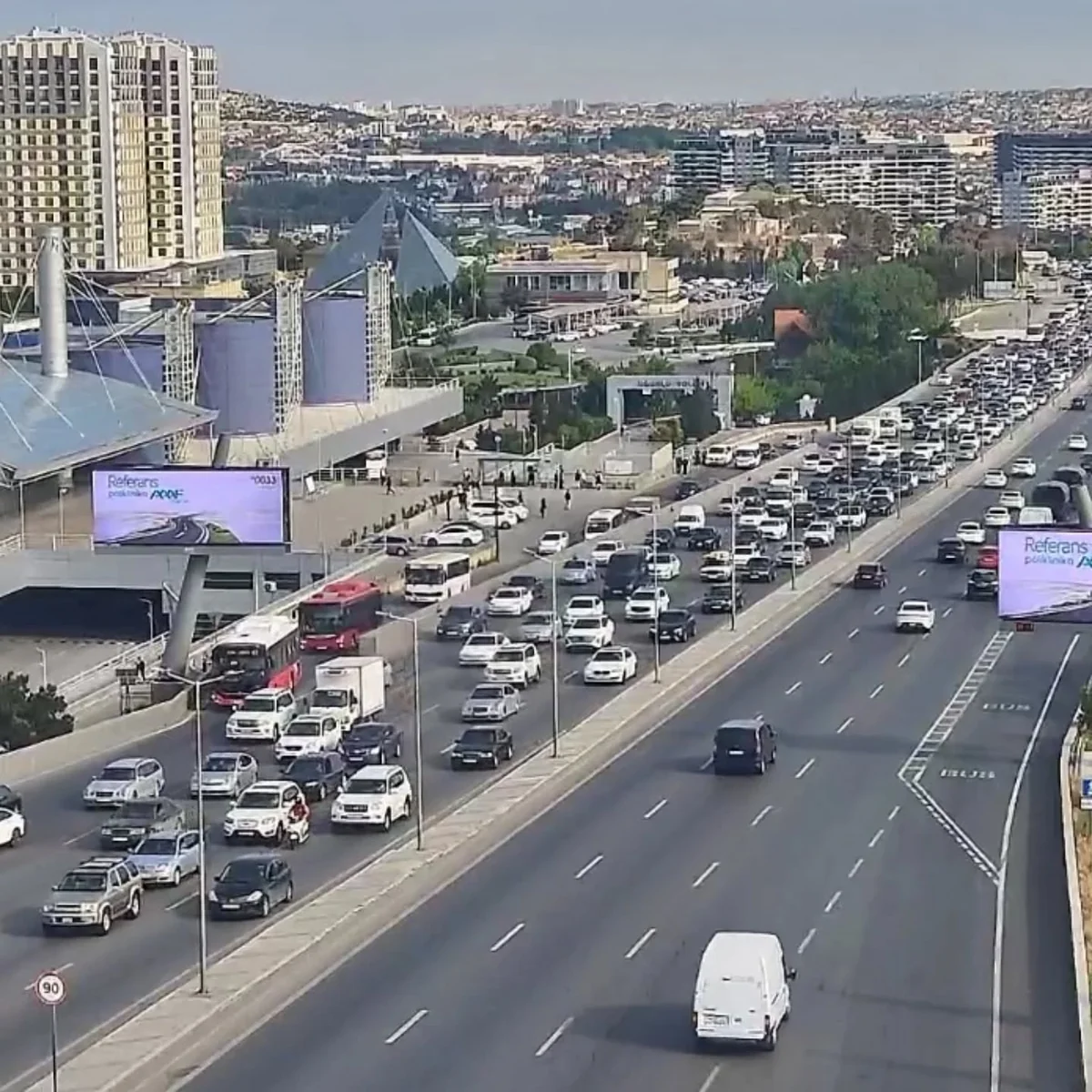 Bakının bir sıra yollarında tıxac yaranıb