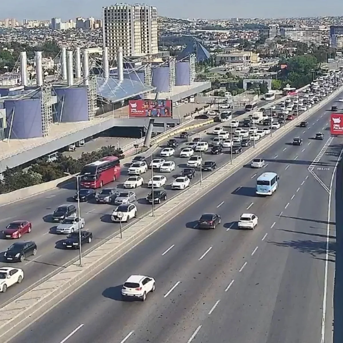 Bakının bir sıra yollarında tıxac yaranıb