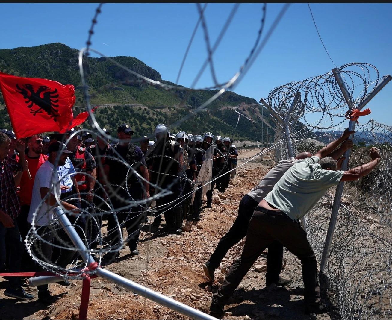 Etirazçılar Trampın kürəkəninin istirahət zonasının hasarlarını SÖKDÜ