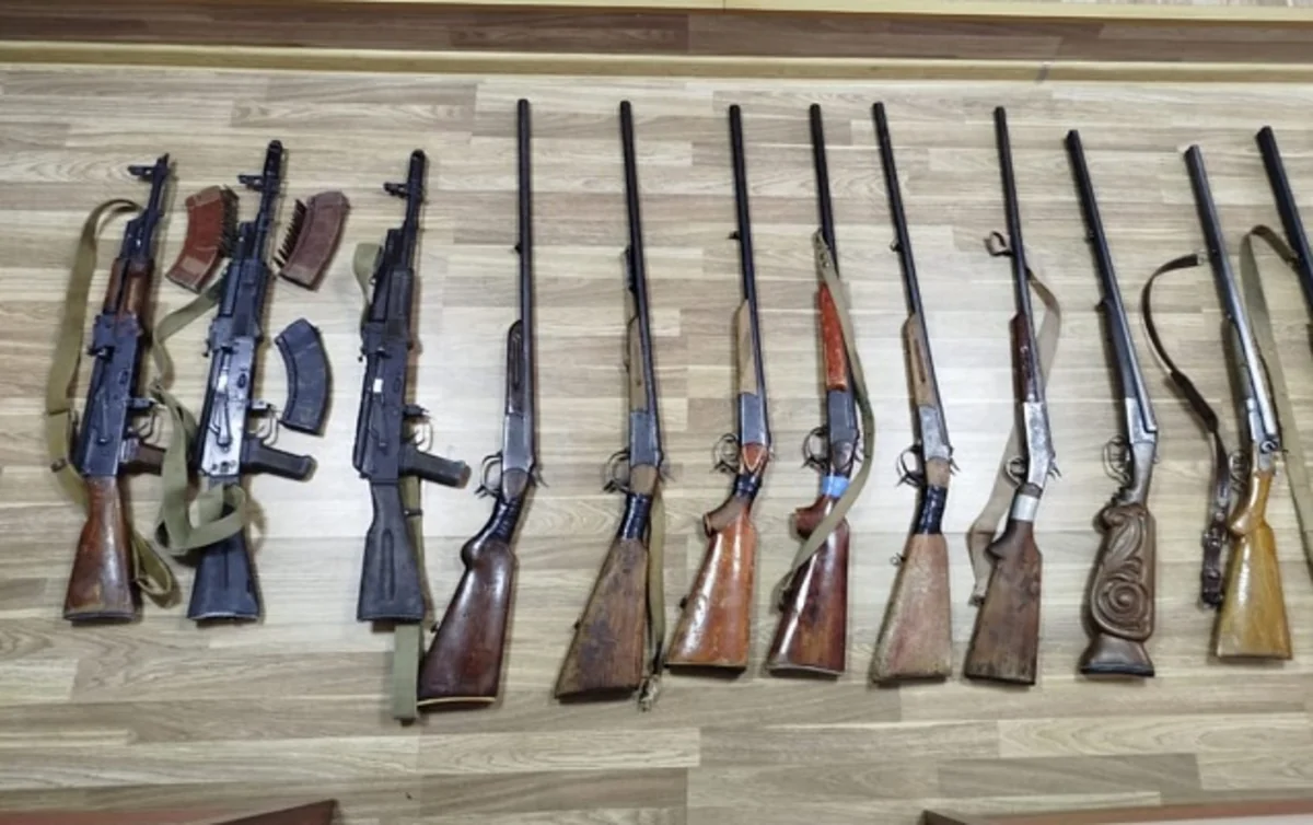 Qanunsuz saxlanılan 10 tüfəng və 3 avtomat aşkar edilib