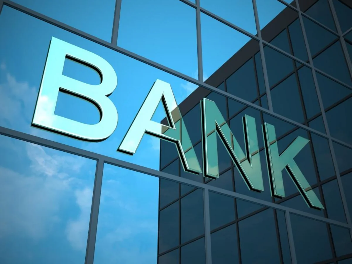 Banklar hər 100 dollardan 70 qəpik qazanlb