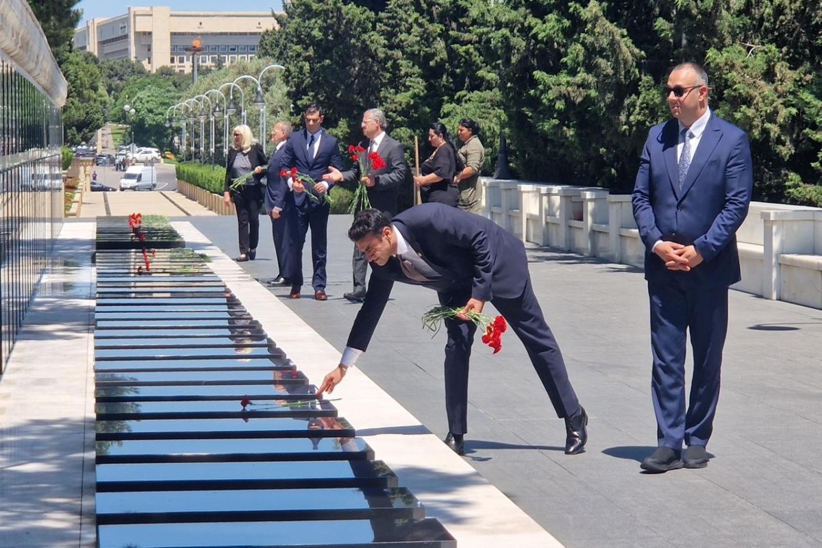 ABŞ Konqresinin nümayəndə heyəti Şəhidlər xiyabanını ziyarət edib - FOTOLAR