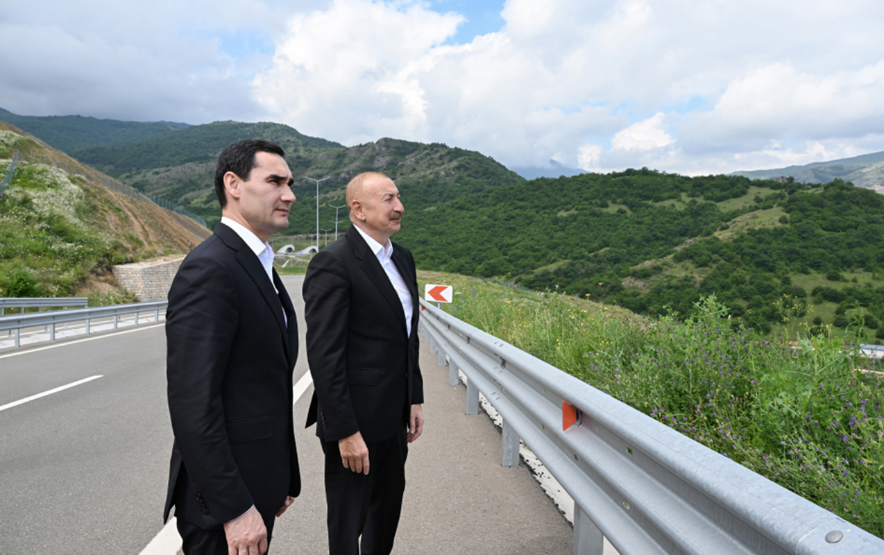Daşaltı kəndinin fonunda FOTOLAR