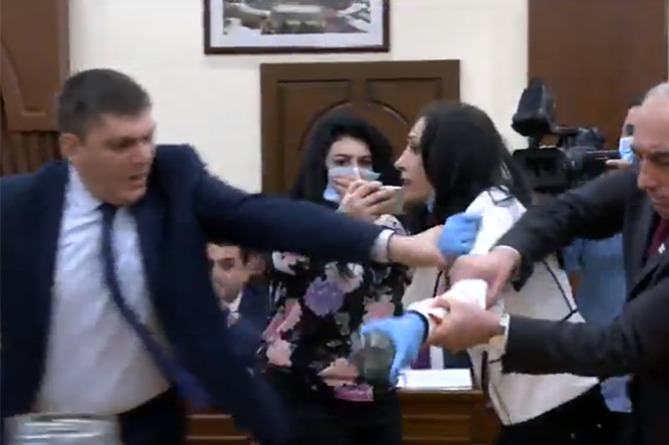 Müxalifətlə iqtidar dalaşdı: Erməni ağsaqallar bir-birinə butulka atdı - VİDEO