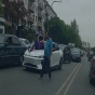Qadın küçədə maşının üstünə uzandı: Hərəkət iflic oldu - VİDEO