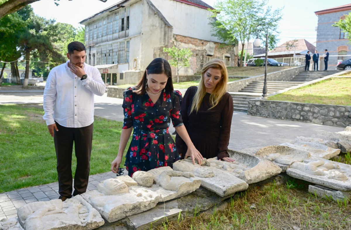 Leyla Əliyeva Şəkidəki  Füzuli parkında görülən işlərlə tanış olub - FOTOLAR