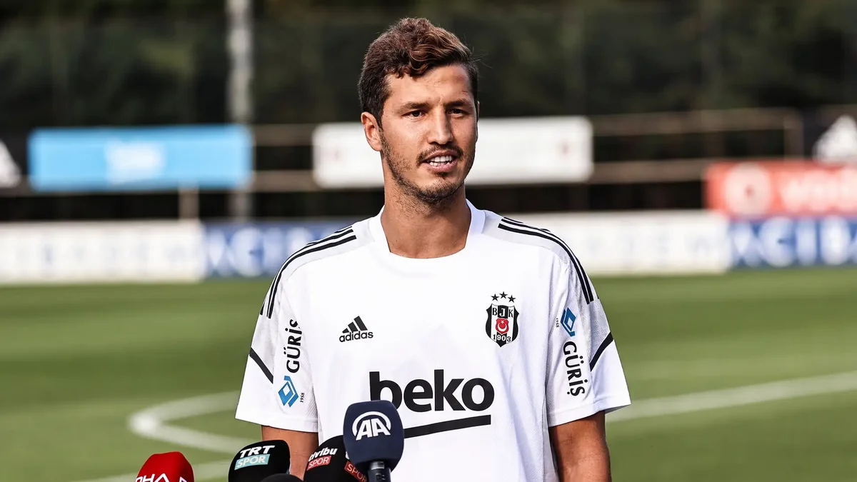 "Beşiktaş" Salih Uçanla vidalaşıb