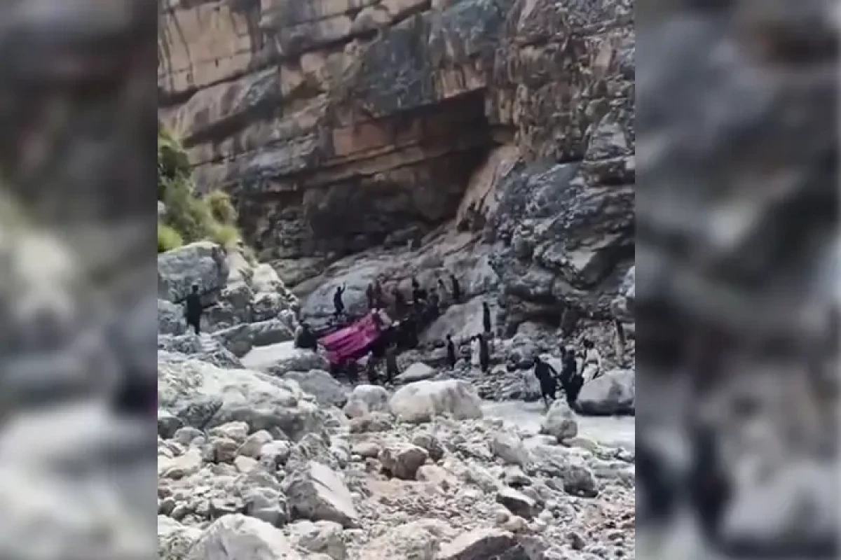 Pakistanda avtobus dərəyə aşıb: 40 nəfər ölüb