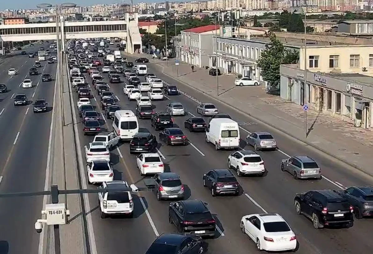 Bakının bir sıra yollarında tıxac yaranıb