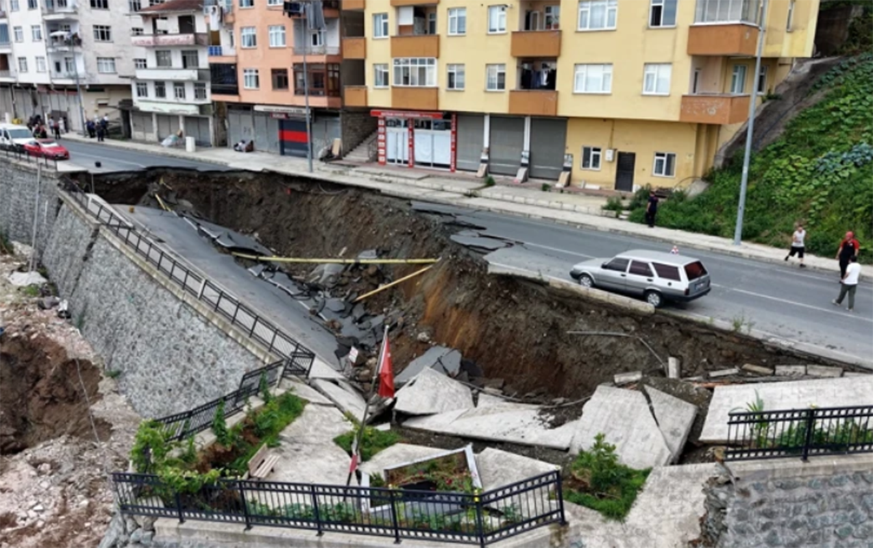 Türkiyədə tikinti zamanı küçə çökdü - VİDEO