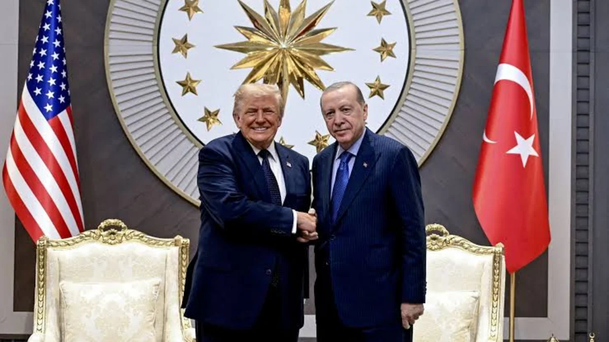 Ərdoğan NATO sammitində Trampa xüsusi qızılı revolver hədiyyə edib