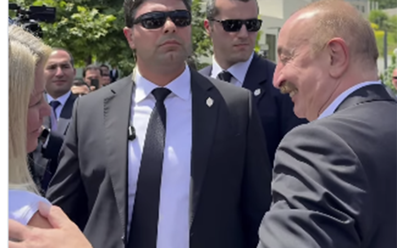 Prezident jurnalisti görüb avtomobildən düşdü - VİDEO