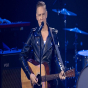Brayan Adams Trampa musiqi ilə cavab verdi: 