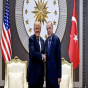 Ərdoğan NATO sammitində Trampa xüsusi qızılı revolver hədiyyə edib